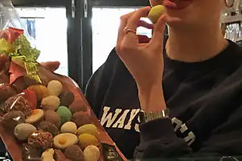 De lekkerste handgemaakte fairtrade paaseitjes zijn weer binnen! - Chocovin Bonbons & Chocolade Winschoten